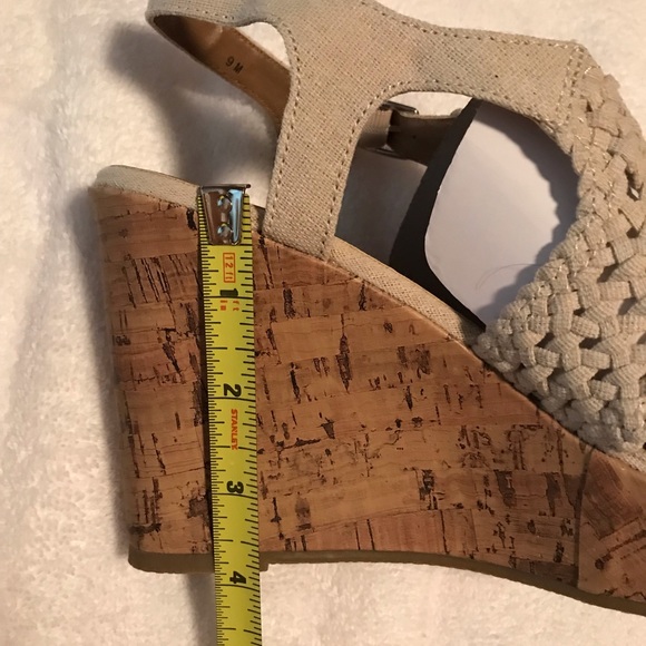 SO womans Sandels-new in box. Size 9 - Picture 4 of 4